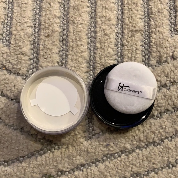 It Cosmetics Bye Bye Pores Loose Setting P… - Picture 3 of 7